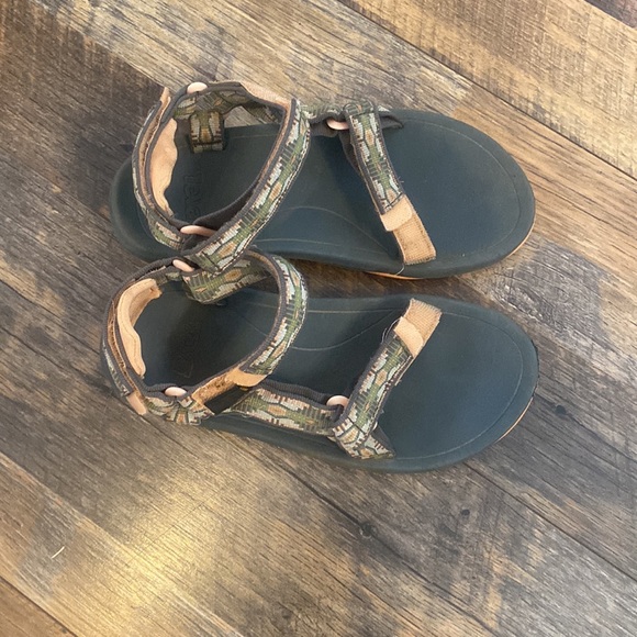 Teva velcro Aztec print sandals size 2 - Picture 2 of 6